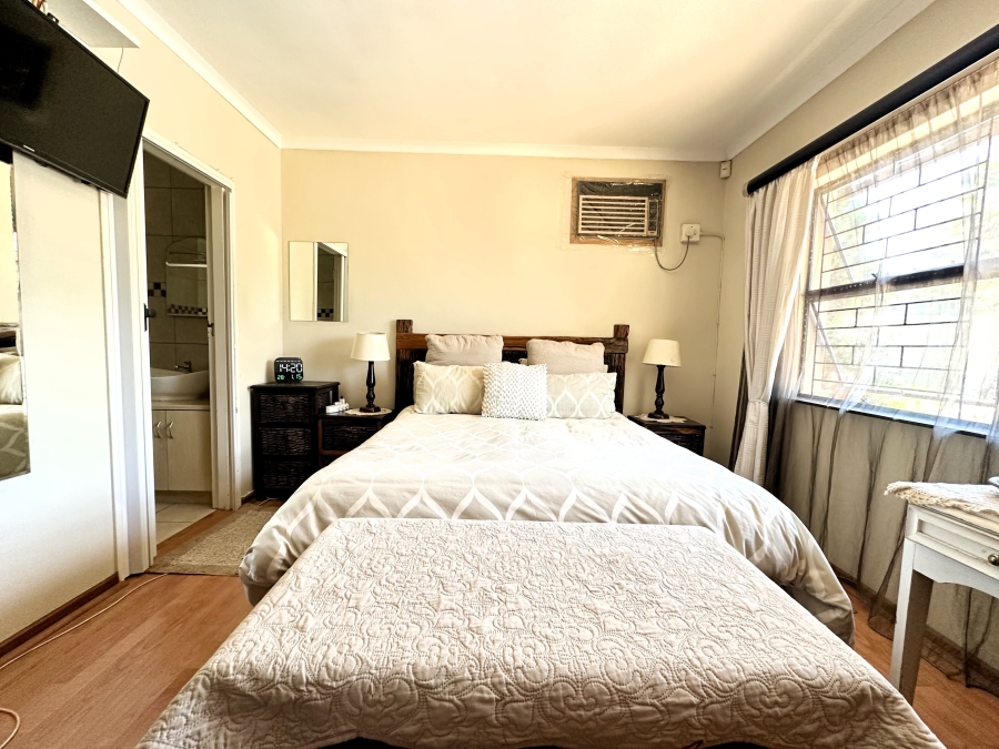4 Bedroom Property for Sale in Panorama Western Cape